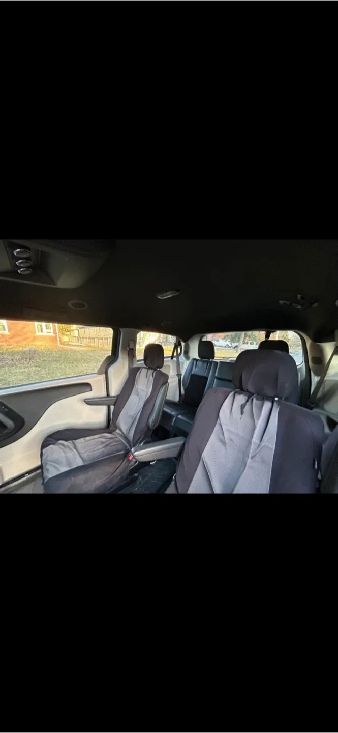 Dodge Grand Caravan - Black Minivan image indicator(9)