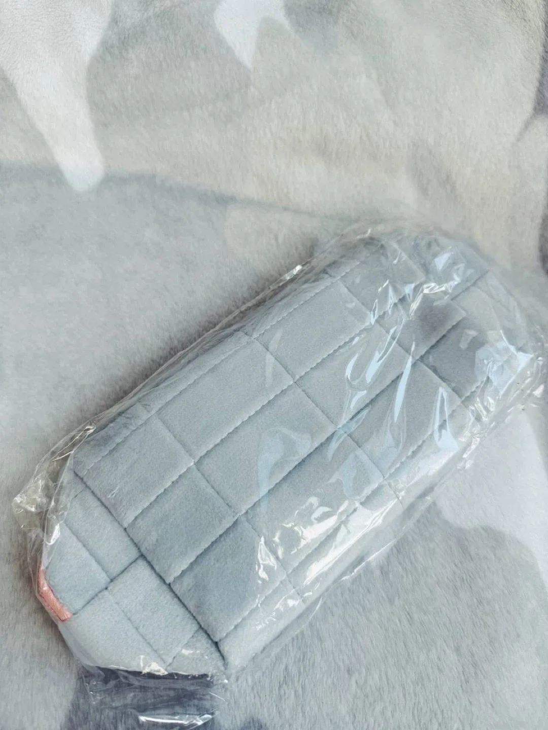 Plush Blue Makeup Bag with Zipper image indicator(3)