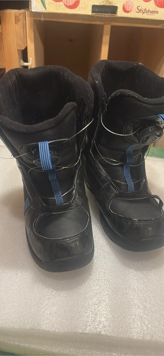 K2 Mini Turbo Snowboard Boots - Men's Size 4 image indicator(3)