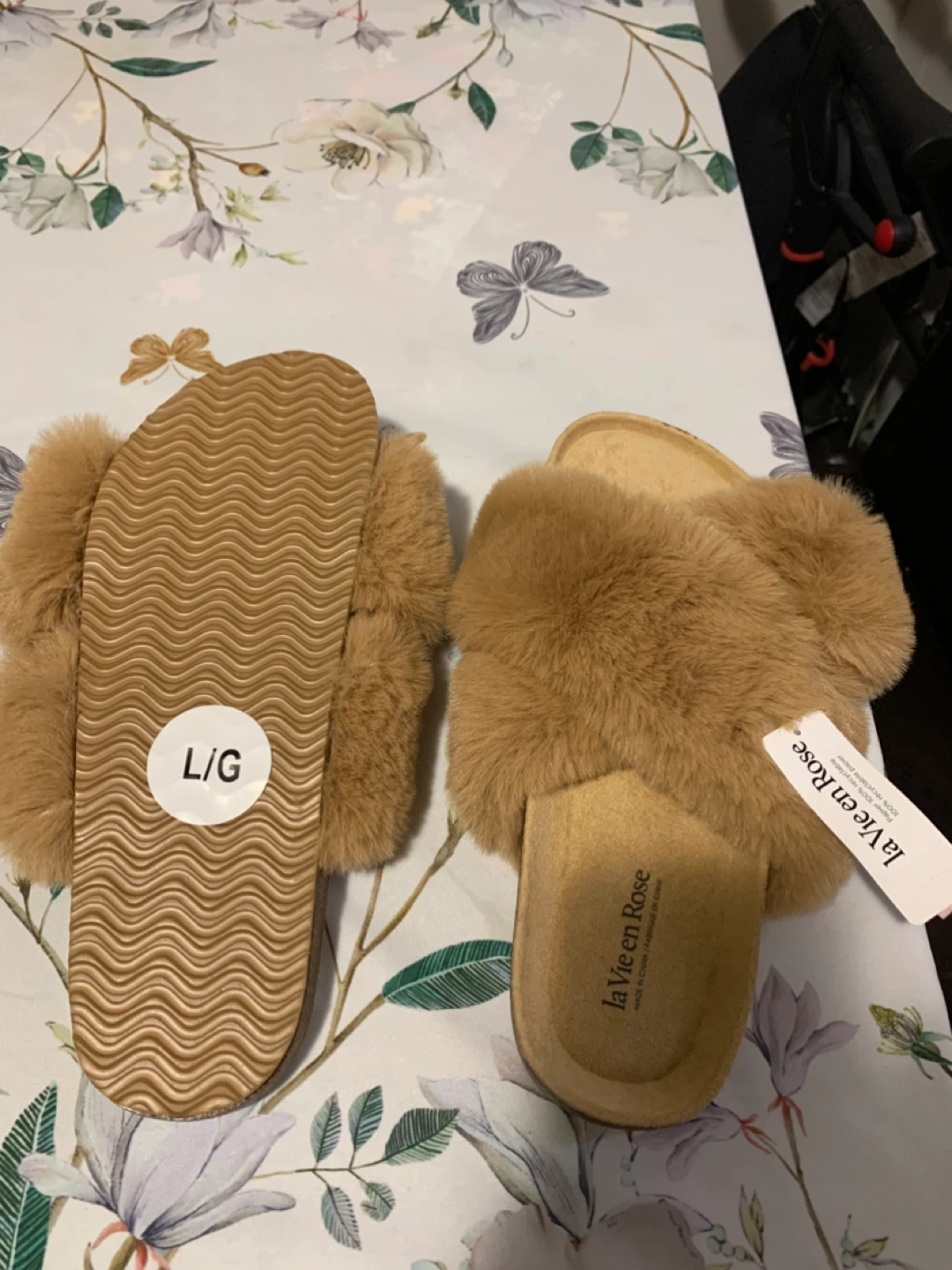 La Vie en Rose Fuzzy Slippers Size L/G