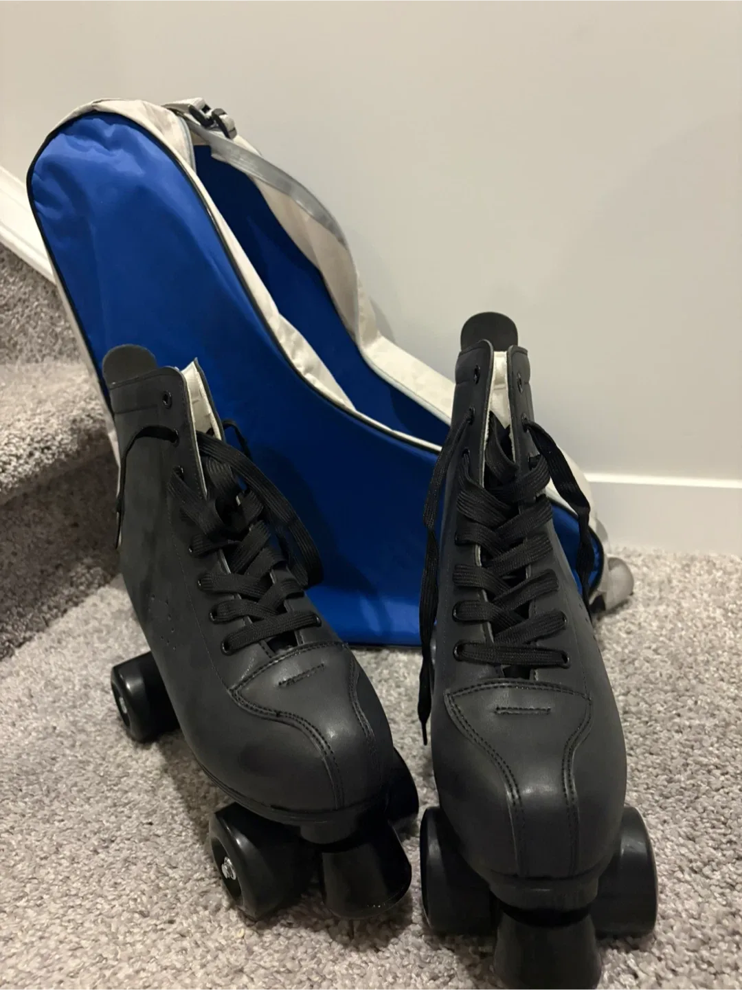 Black Roller Skates with Carrying Bag image indicator(7)