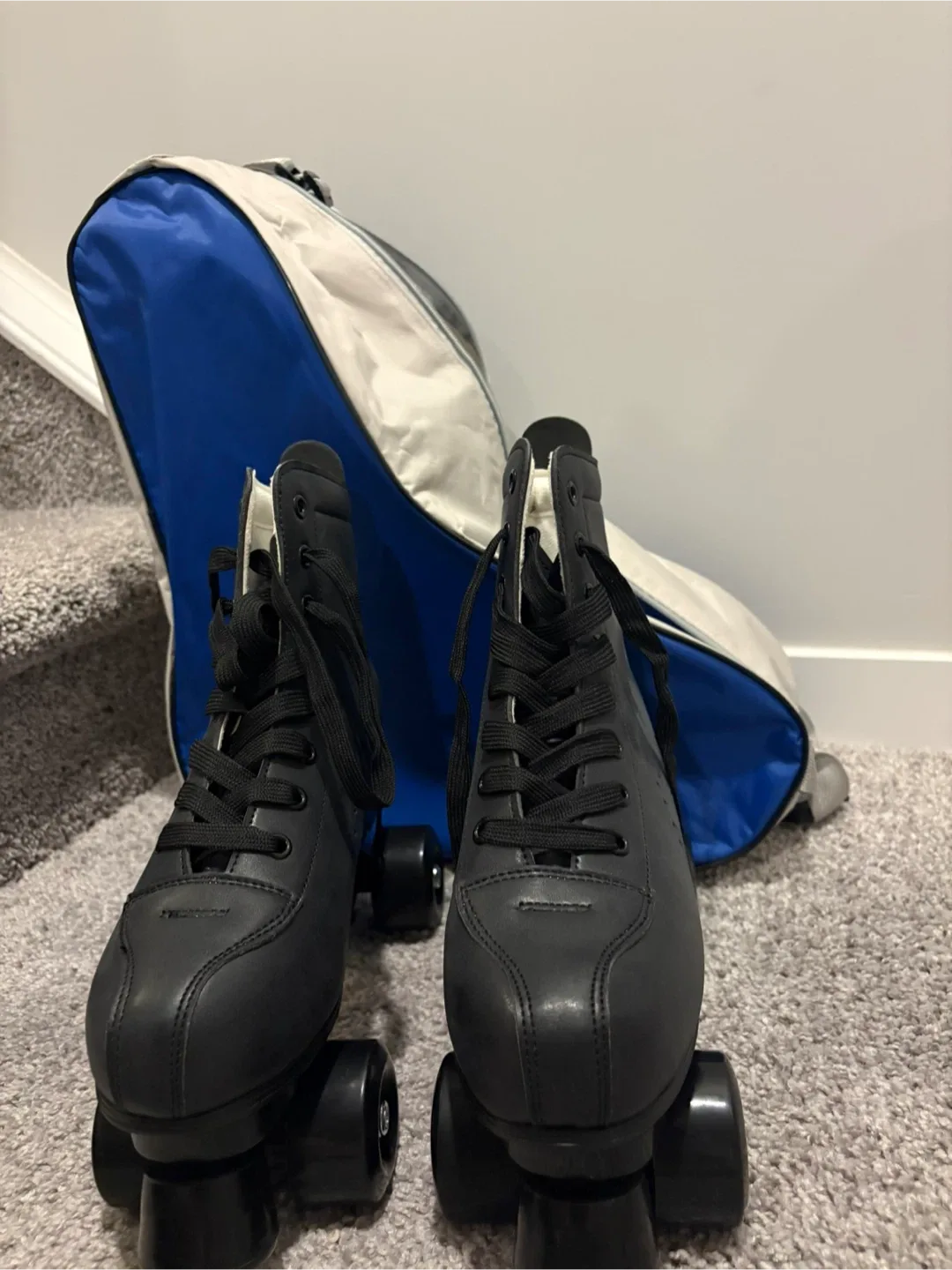 Black Roller Skates with Carrying Bag image indicator(3)