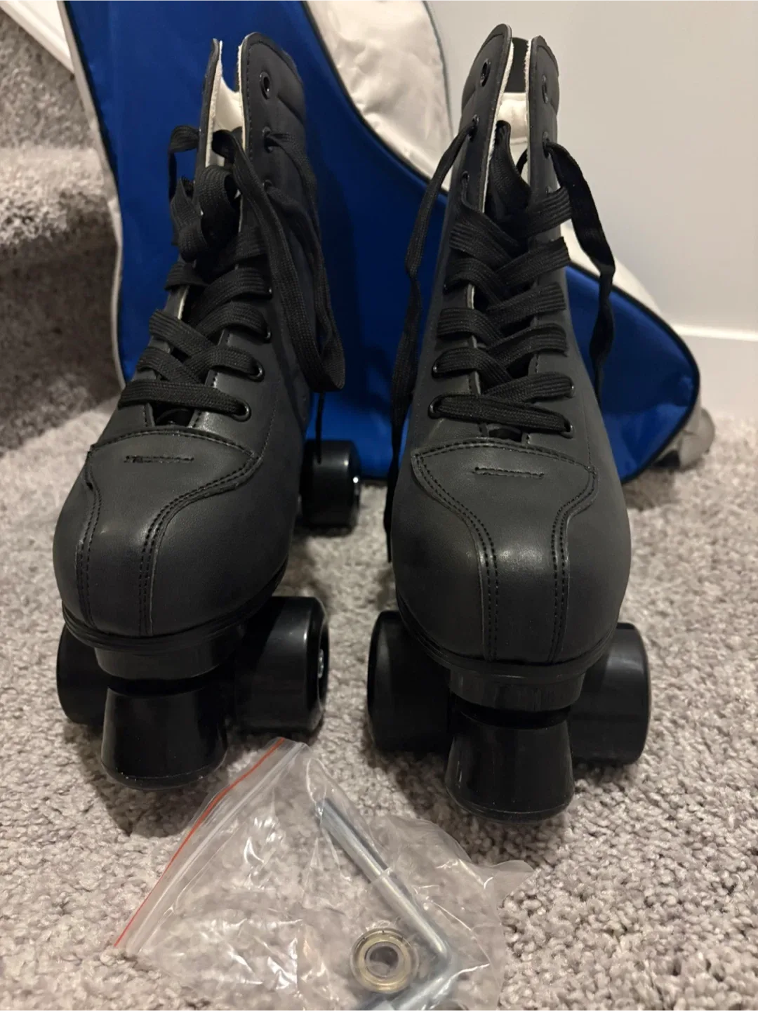 Black Roller Skates with Carrying Bag image indicator(6)
