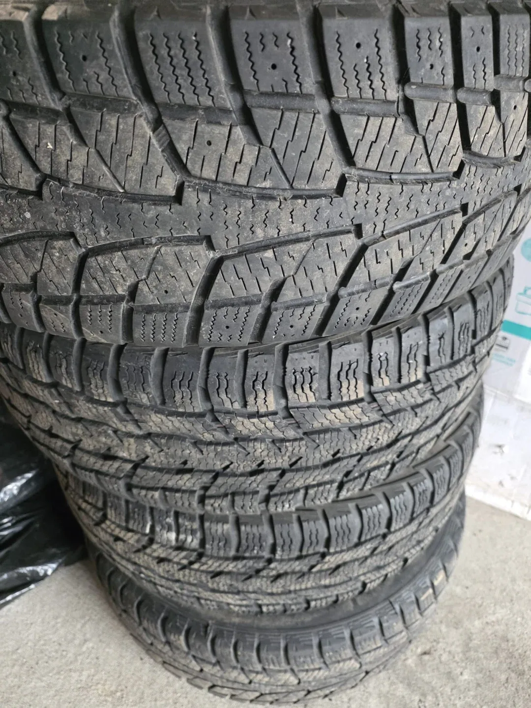 Hankook Winter Tires - 235/65R16C image indicator(2)