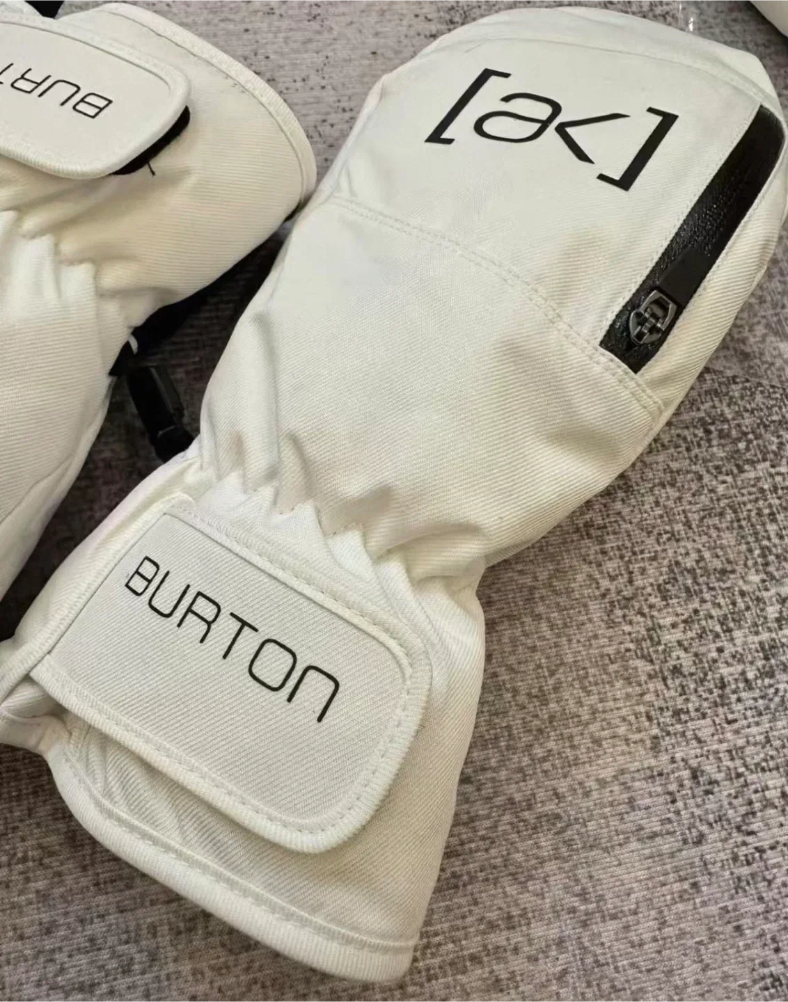 Burton Gloves & Mittens - Black & White