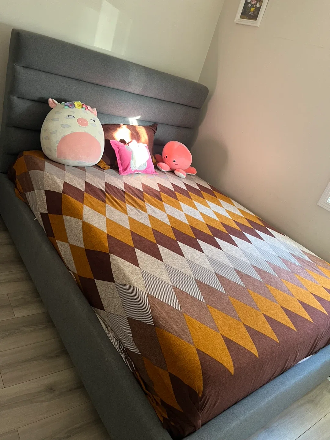 Single and Queen Size Bed Frame with mattress image indicator(2)