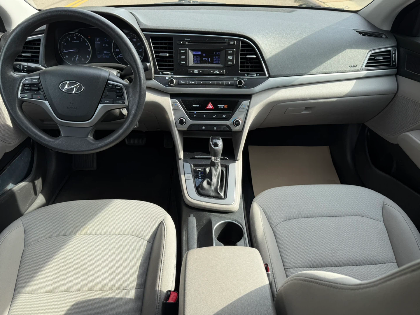 2017 Red Hyundai Elantra SE Sedan - photo 4