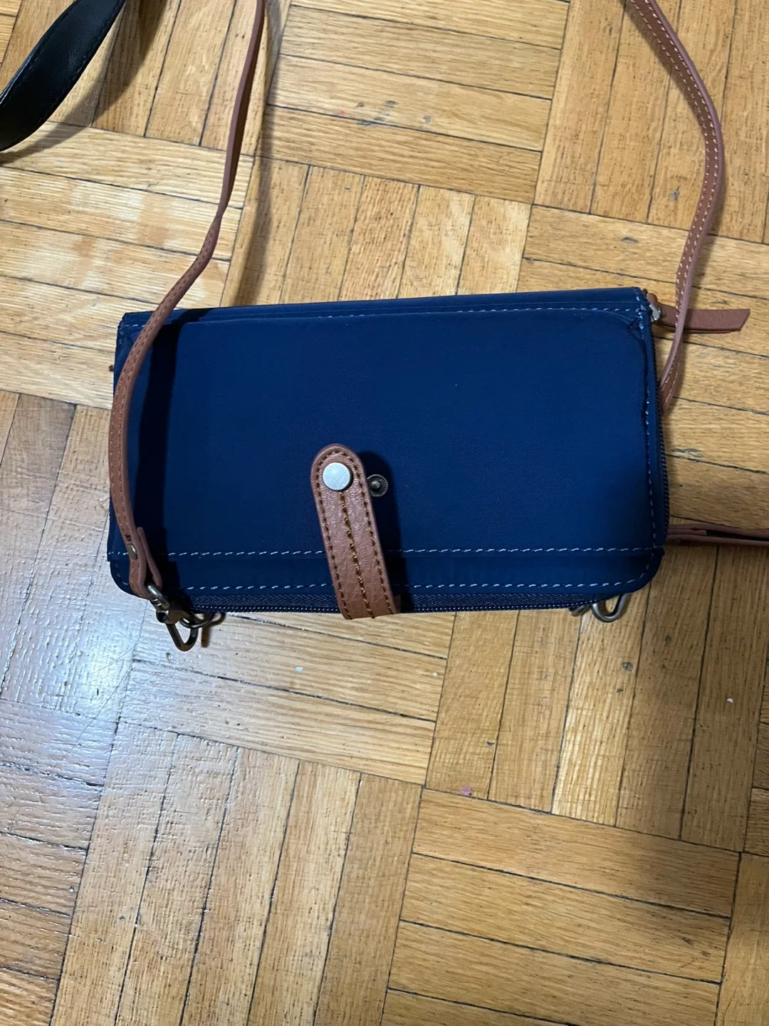 Black Leather Shoulder Bag image indicator(3)