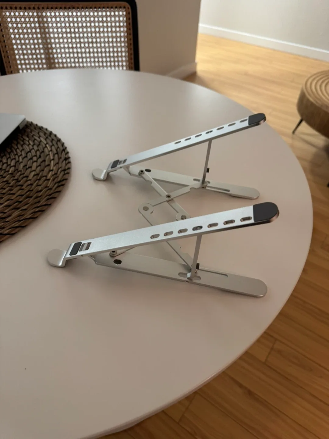 Silver Laptop Stand image indicator(2)