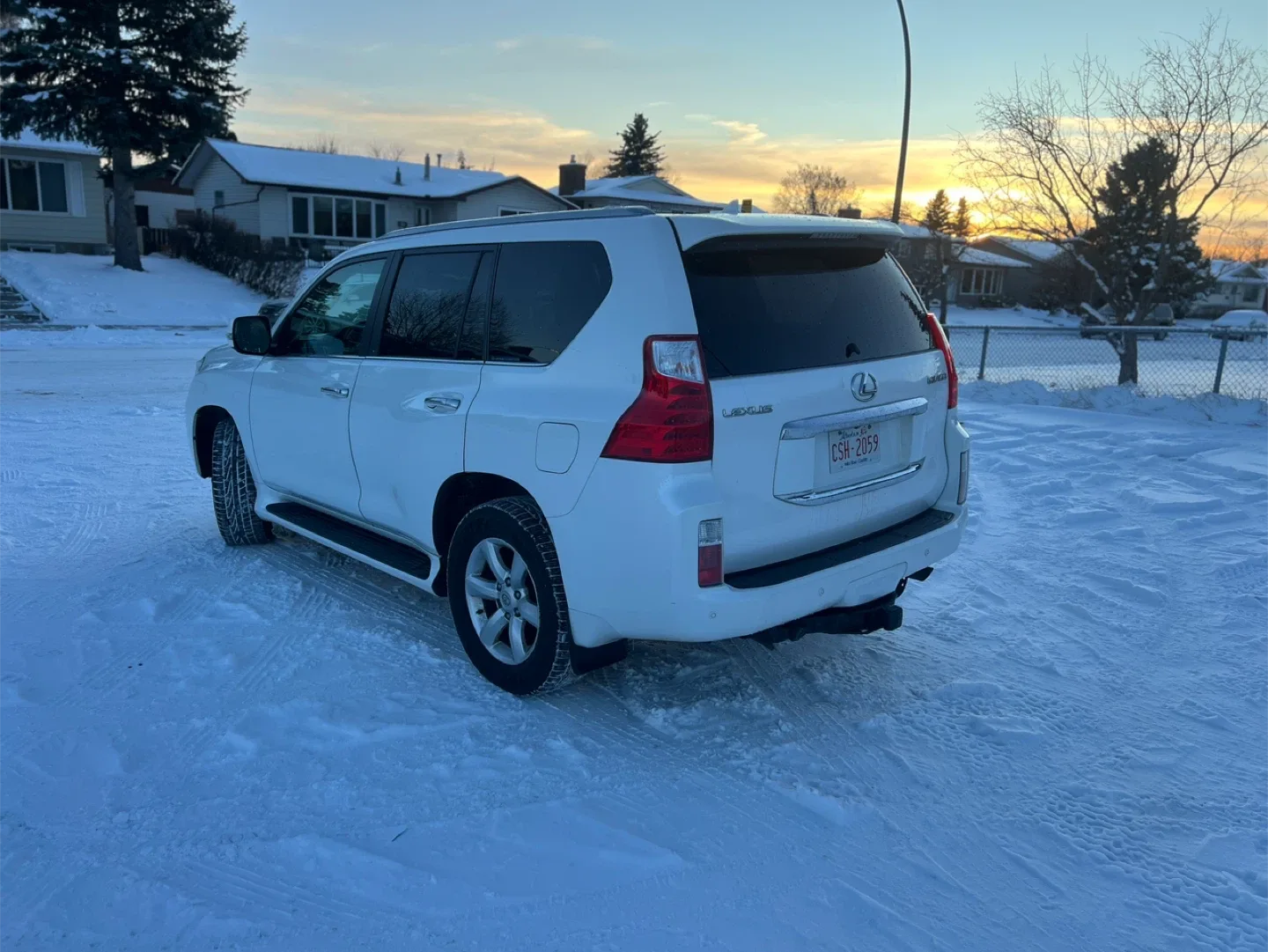 White Lexus GX 460 SUV image indicator(5)