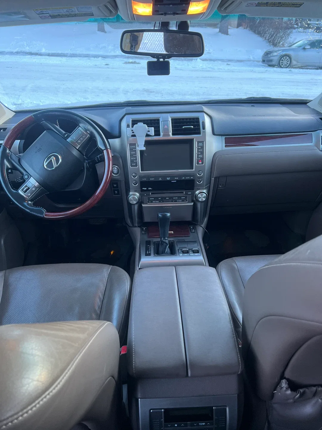 White Lexus GX 460 SUV image indicator(6)