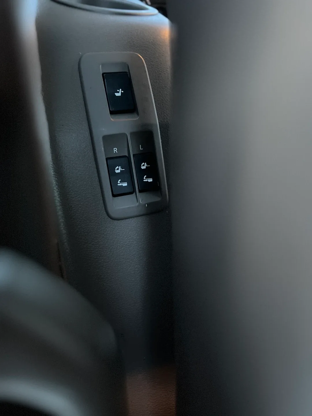 White Lexus GX 460 SUV image indicator(8)