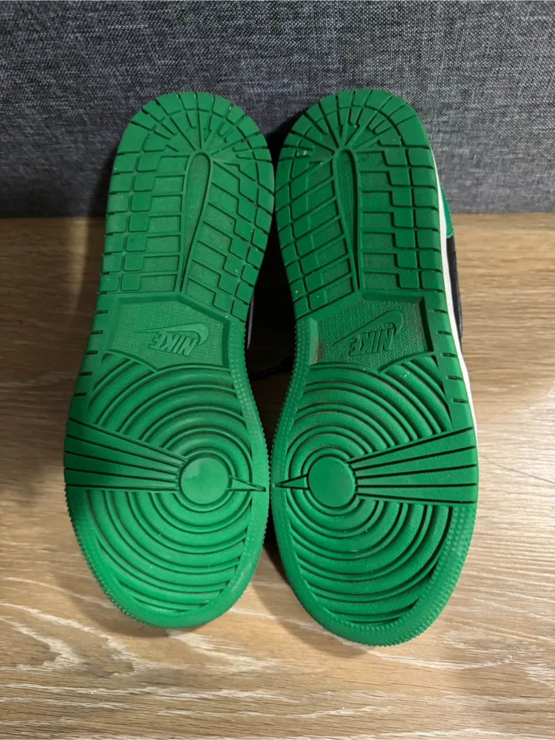 Air Jordan 1 Low GS Lucky Green Size 4Y image indicator(4)