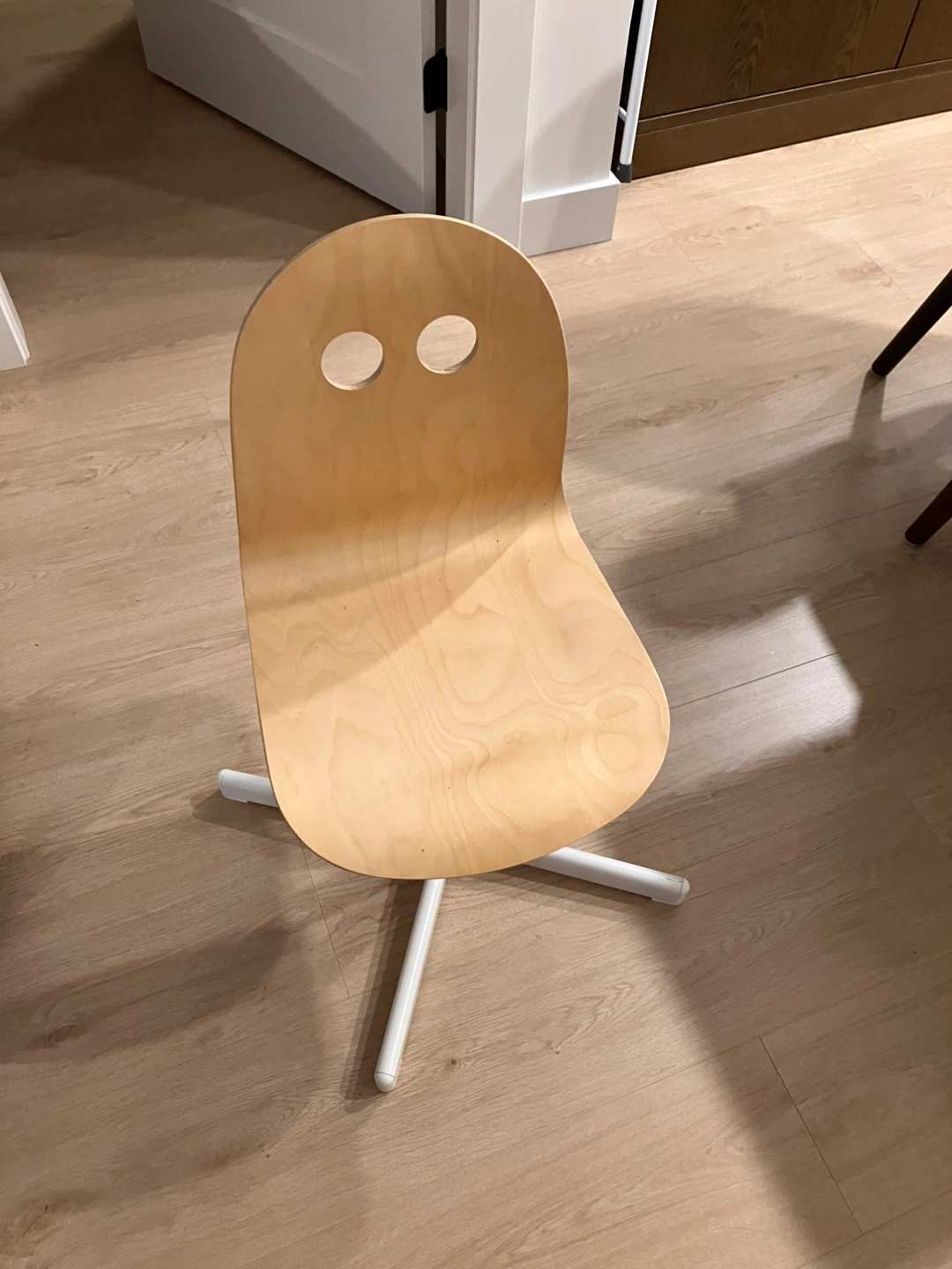 White Desk & Kids Swivel Chair Set - photo 3