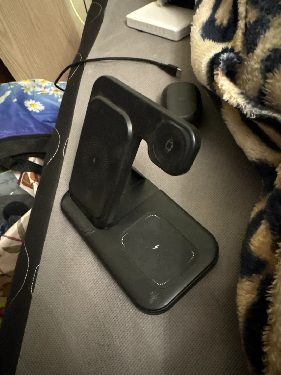 3 in 1 Wireless Charging Station - Black image indicator(2)