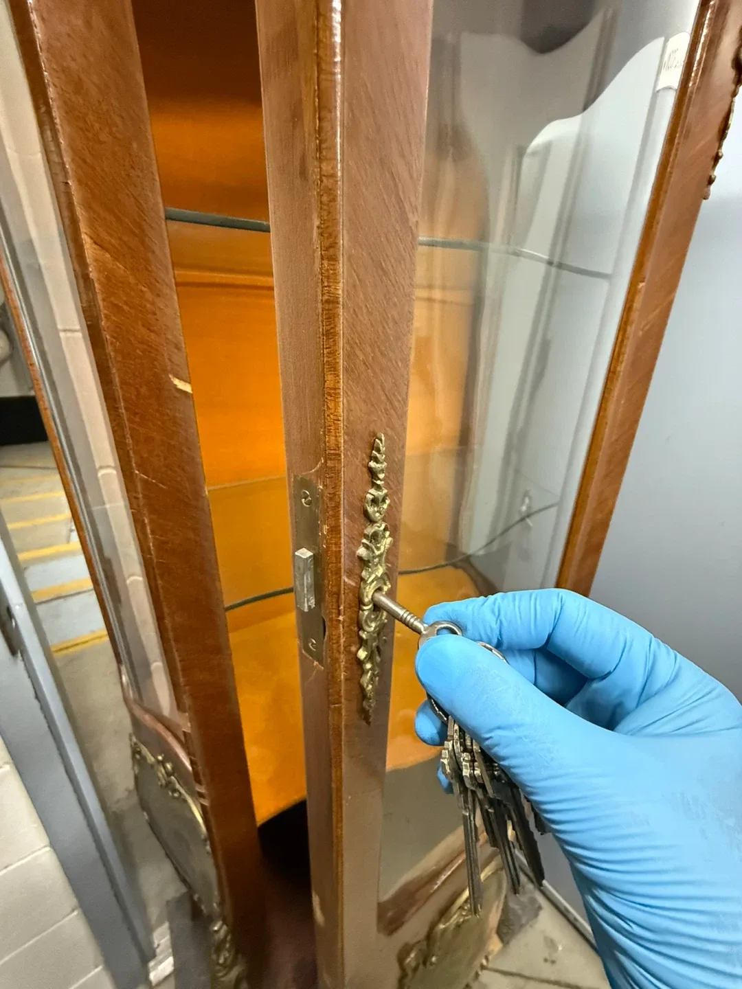 Antique Display Cabinet - Ornate Details image indicator(6)