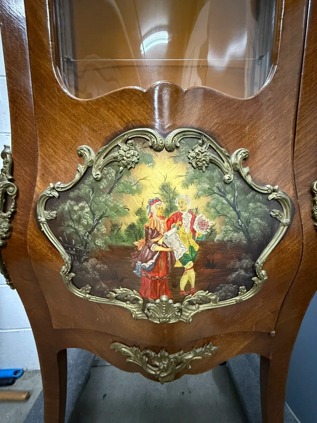 Antique Display Cabinet - Ornate Details image indicator(2)