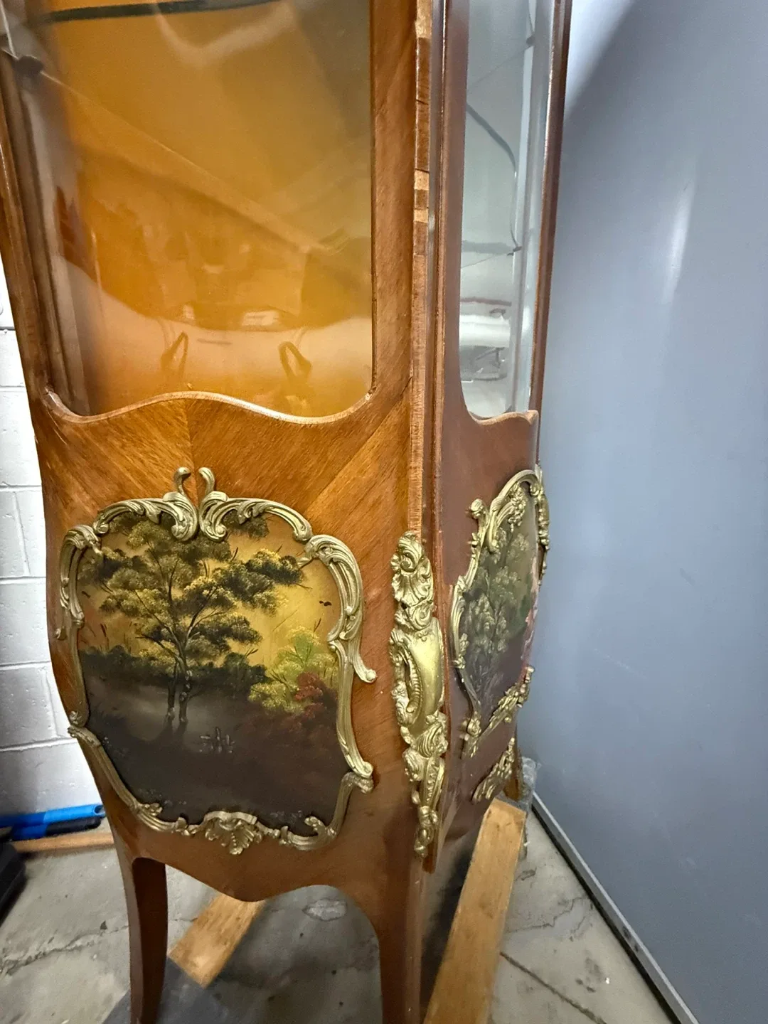Antique Display Cabinet - Ornate Details image indicator(3)