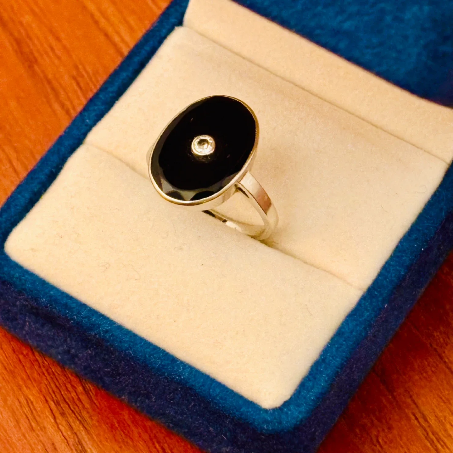 $1.6k 14k White Gold VS2 Diamond & Onyx Ring