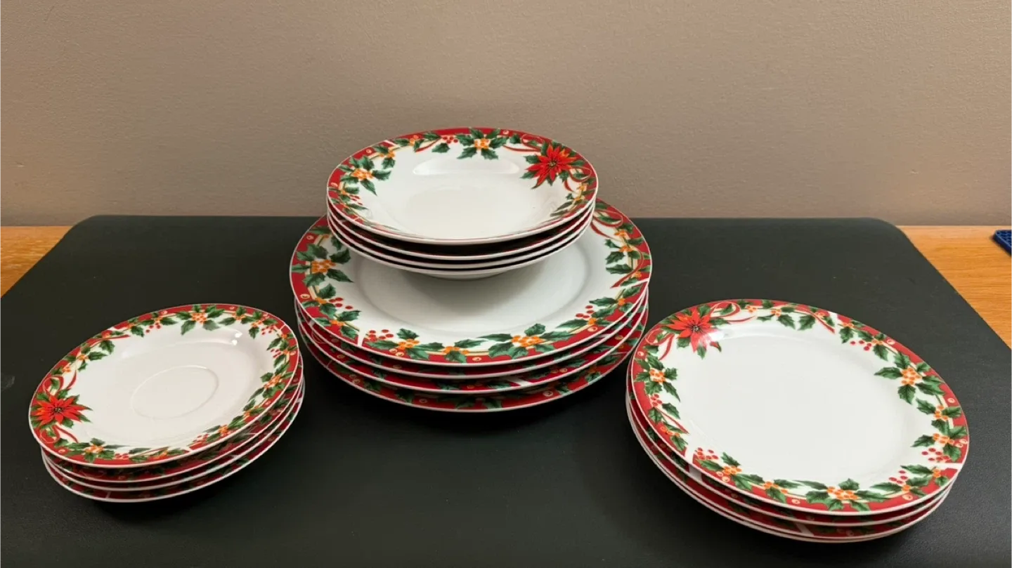 Christmas Dinnerware Set (for 4)