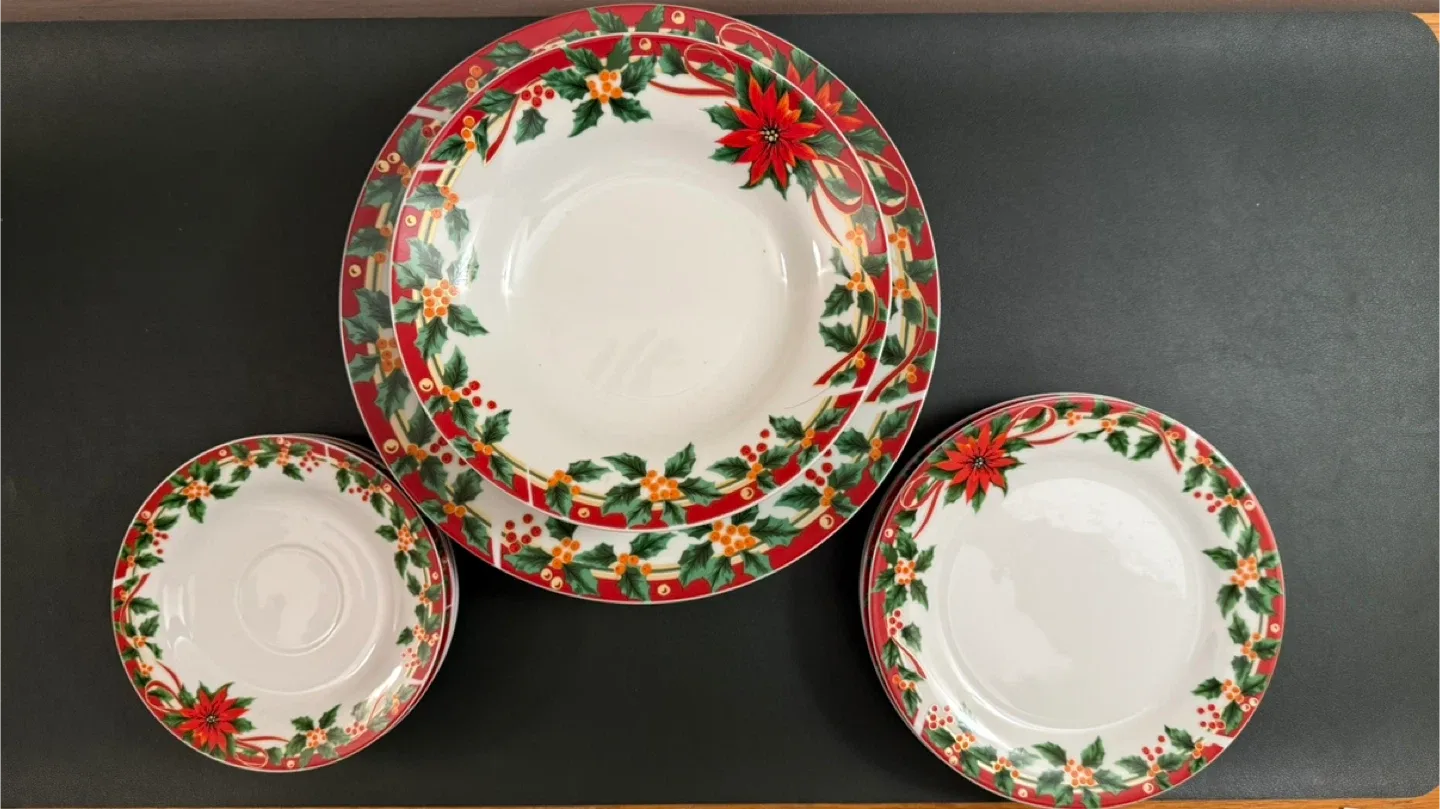 Christmas Dinnerware Set (for 4) image indicator(2)