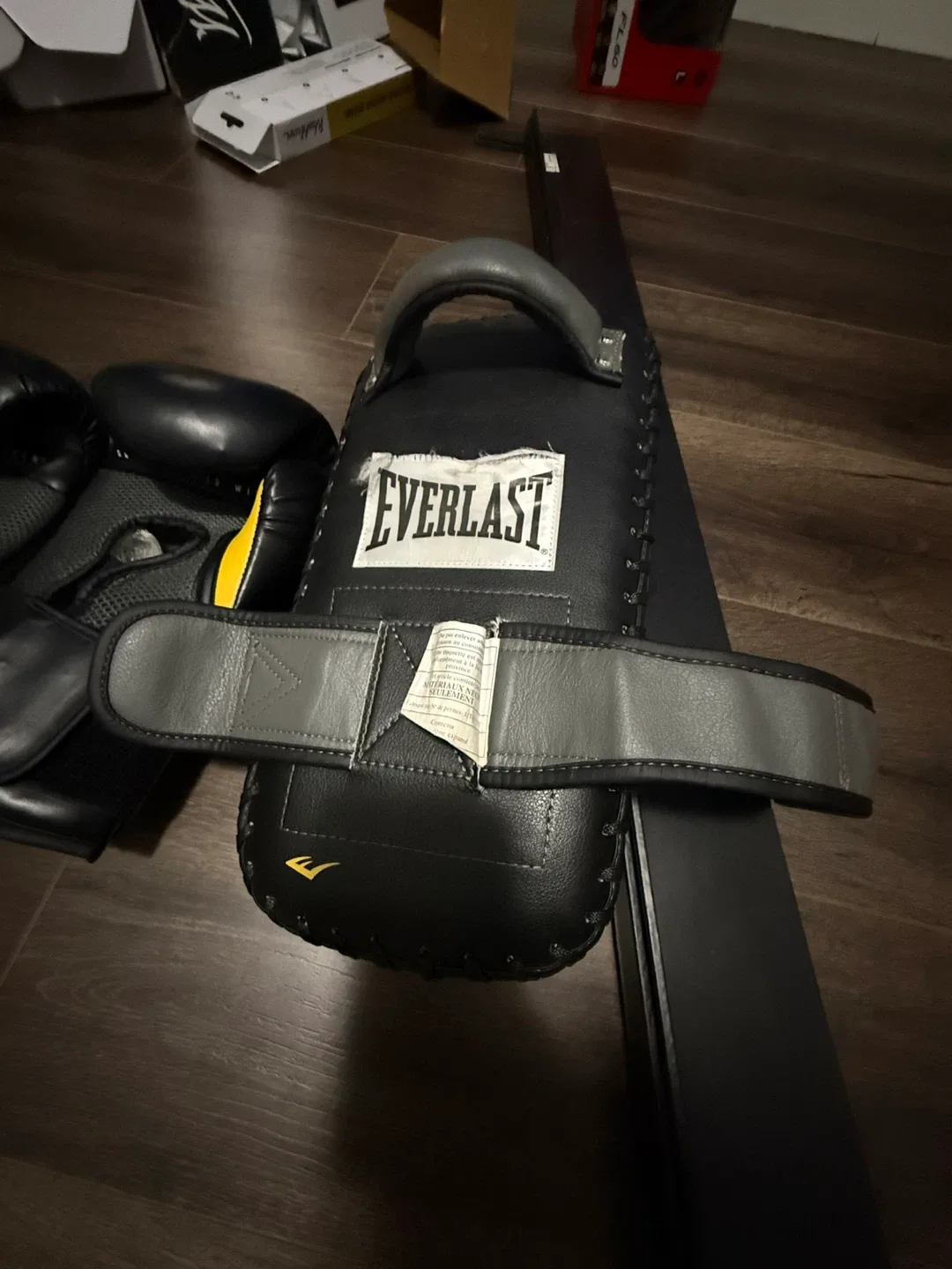 Everlast Elite Boxing Gloves & Punch Pad image indicator(3)