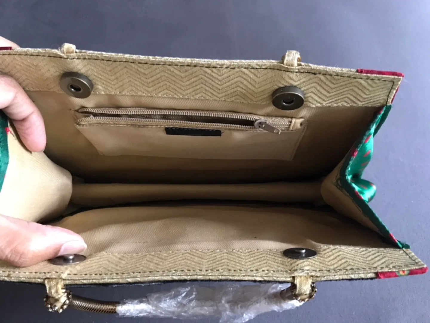 Gorgeous Handbag - Artisan-designed image indicator(6)