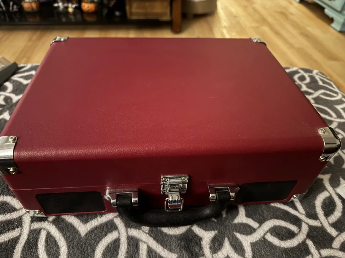 Victrola Vintage Suitcase Turntable image indicator(2)