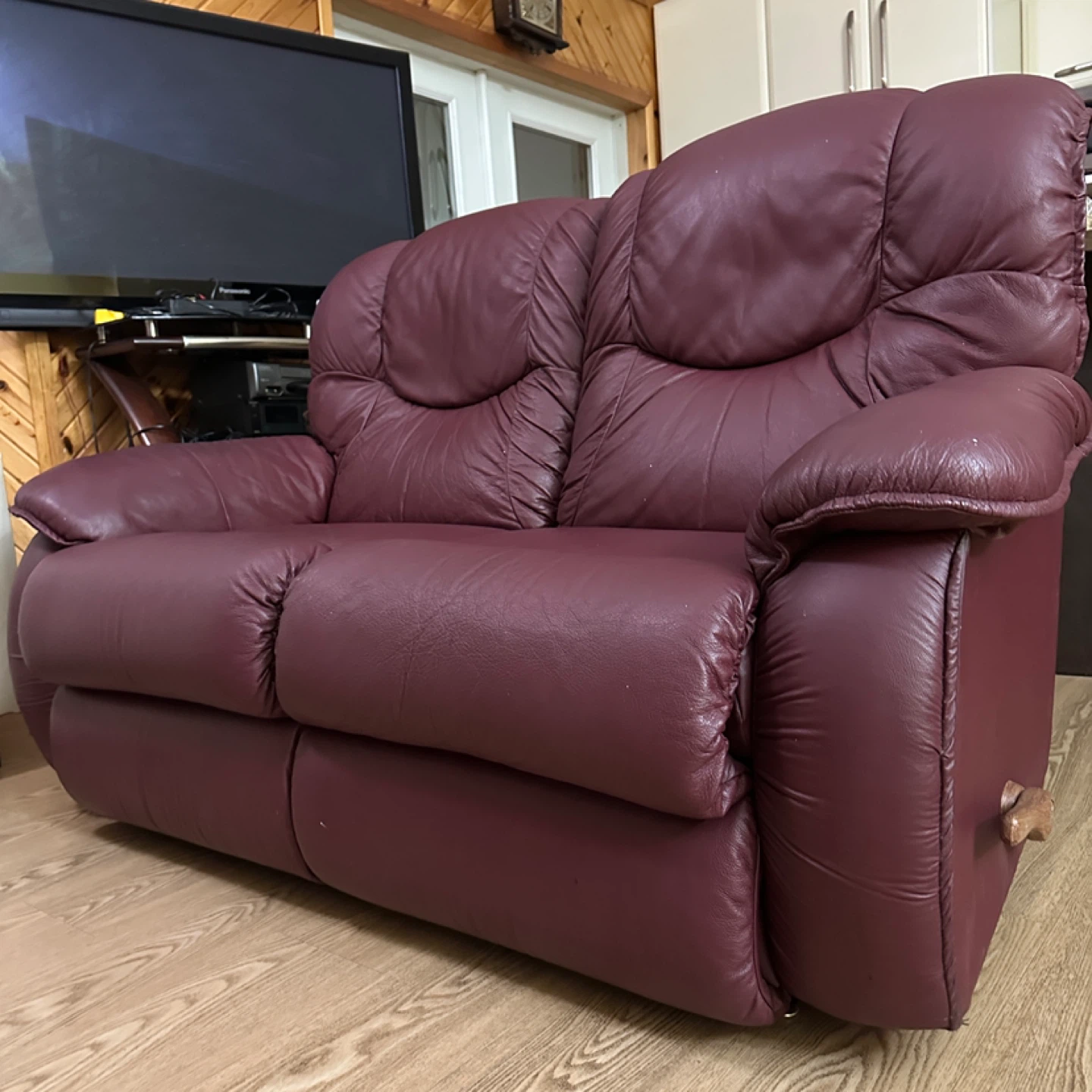 La-Z-Boy Genuine Leather Reclining Loveseat (CAN DELIVER) - photo 5