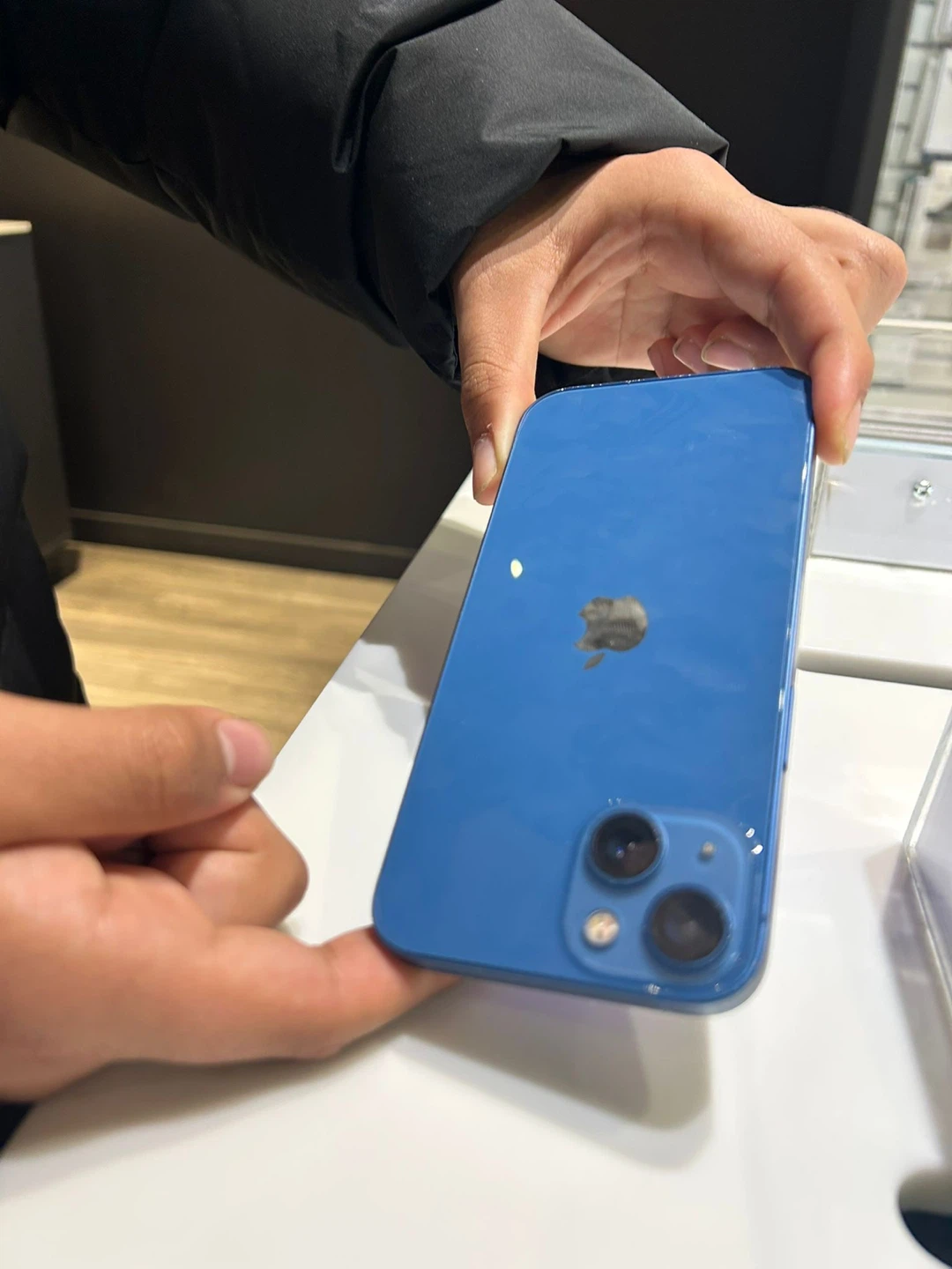 Blue iPhone 13 the battery is 90 - photo 5