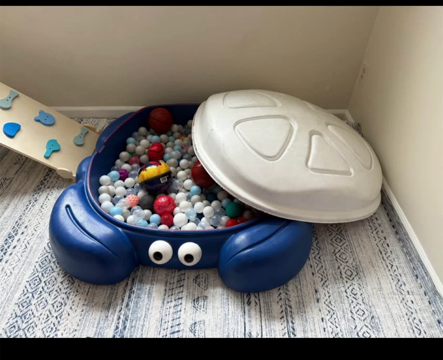 Crab Sandbox with Lid