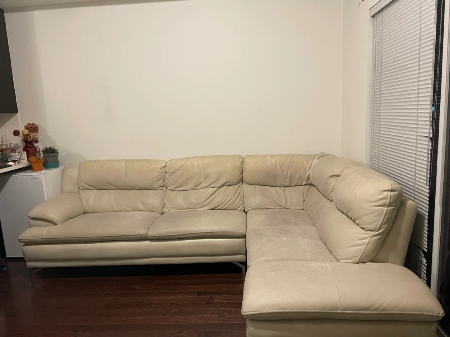 Beige Leather Sectional Sofa image indicator(2)