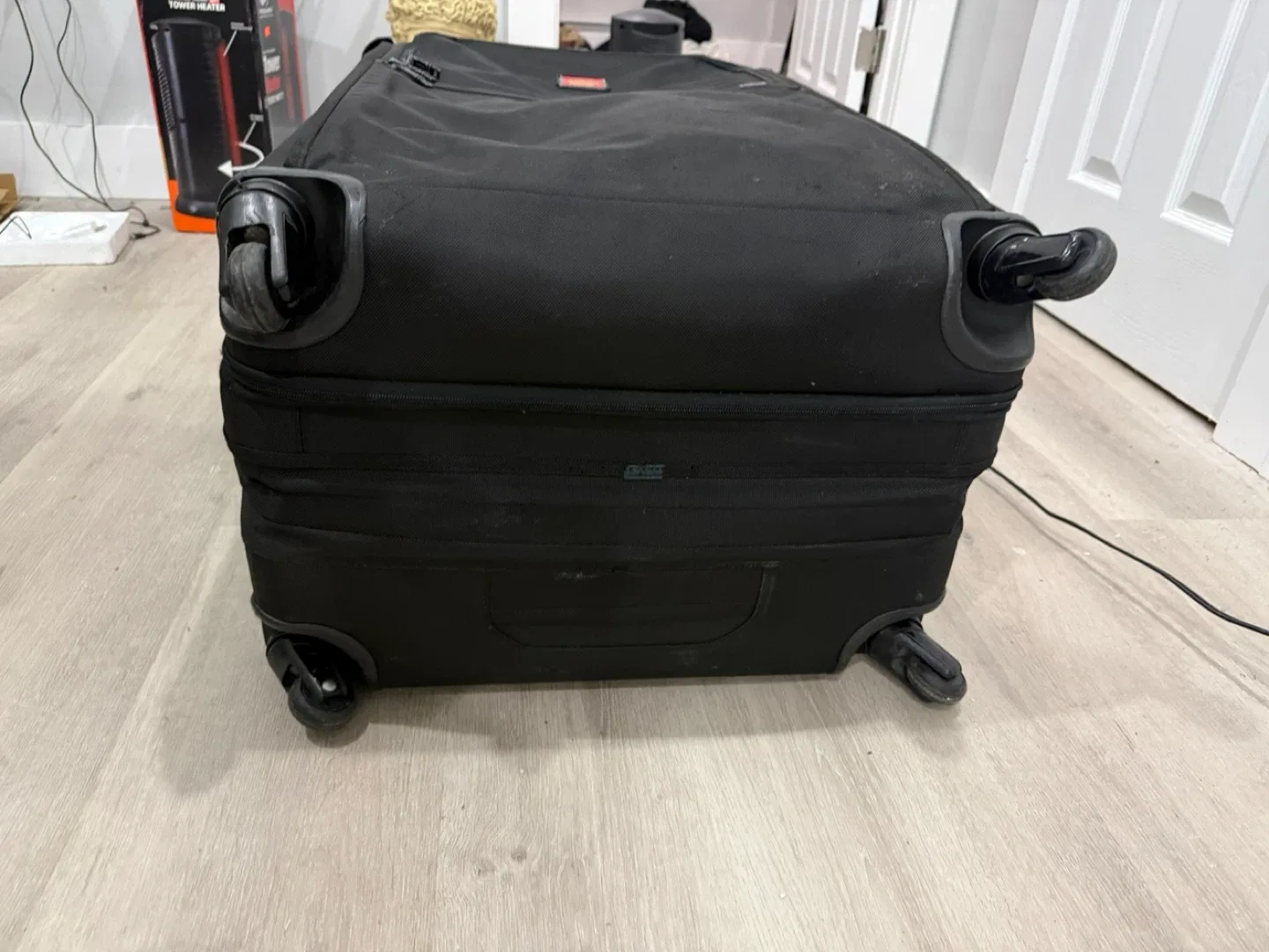 Tumi Black alpha II 4 Wheeled large expandable luggage image indicator(3)