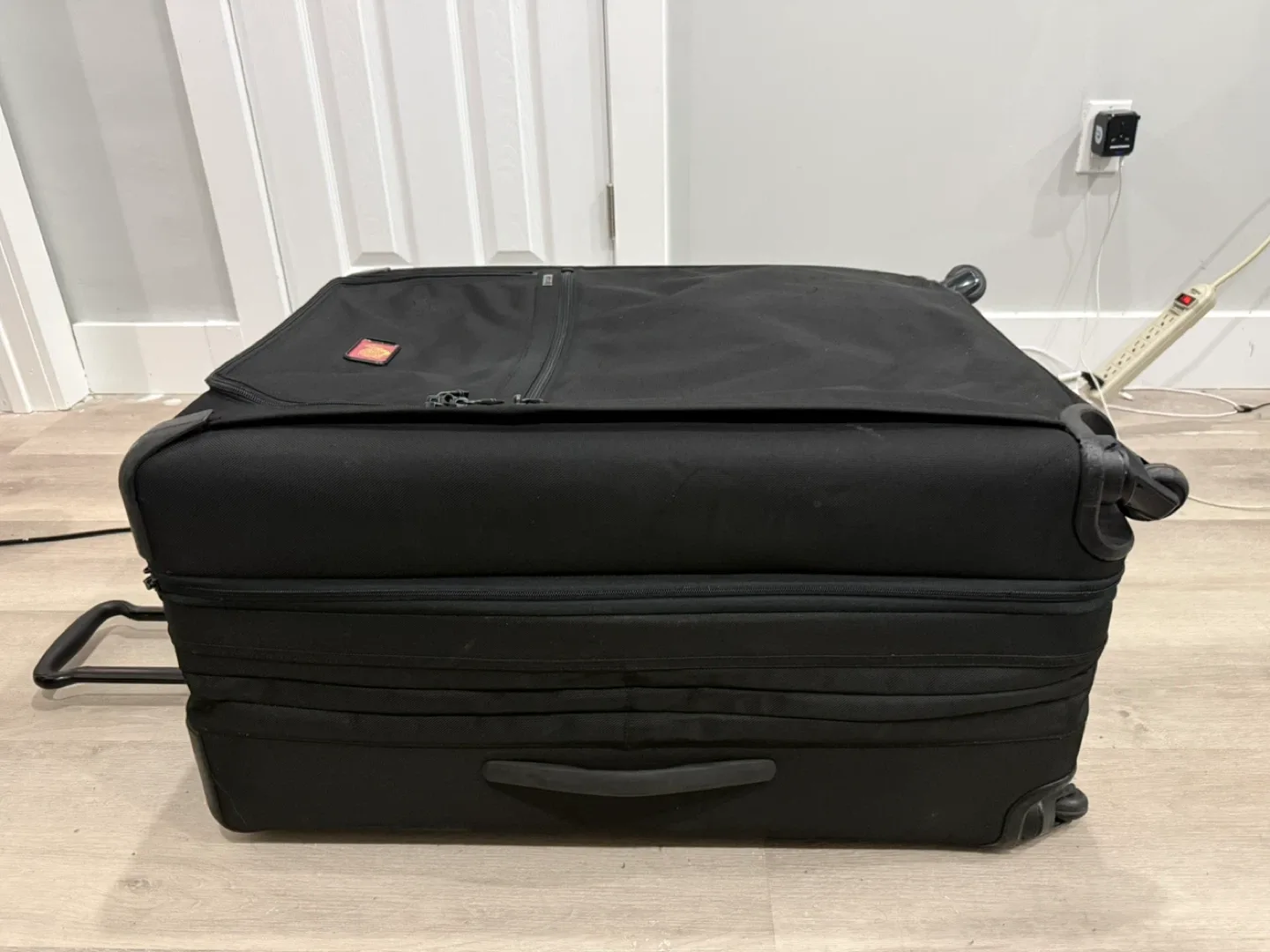 Tumi Black alpha II 4 Wheeled large expandable luggage image indicator(2)