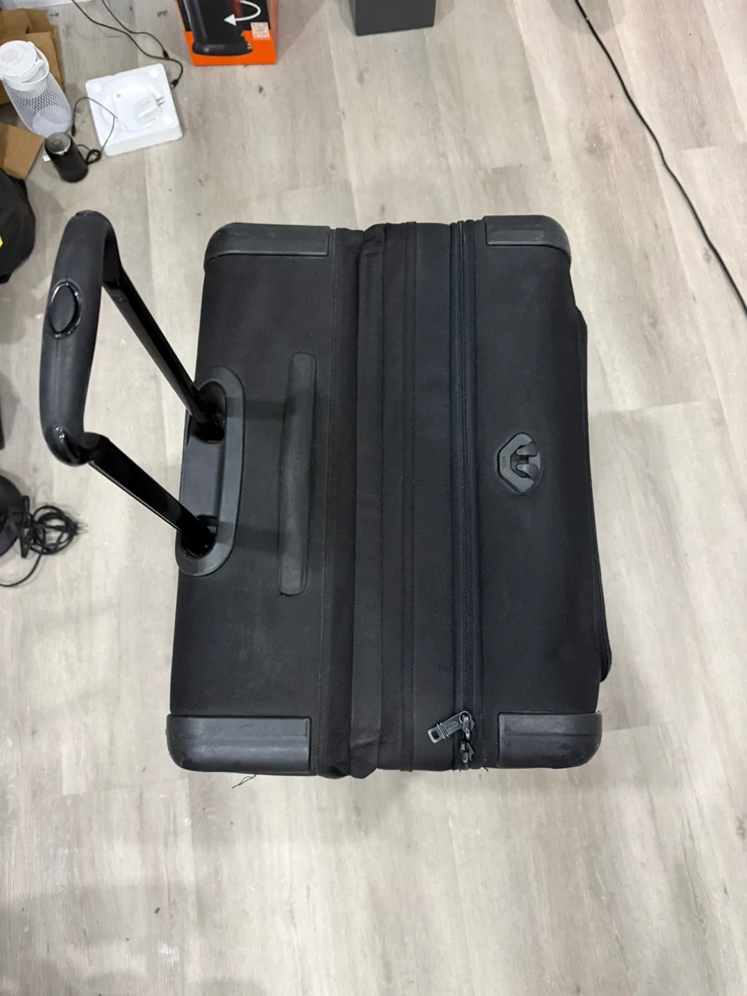 Tumi Black alpha II 4 Wheeled large expandable luggage image indicator(4)