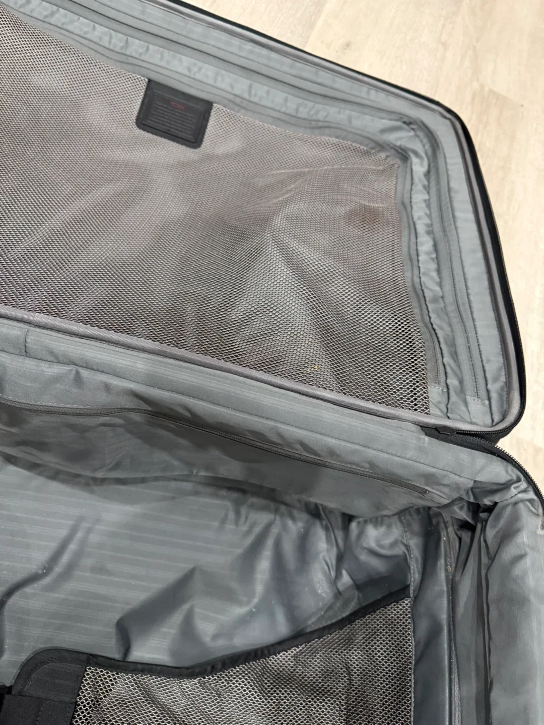 Tumi Black alpha II 4 Wheeled large expandable luggage image indicator(6)