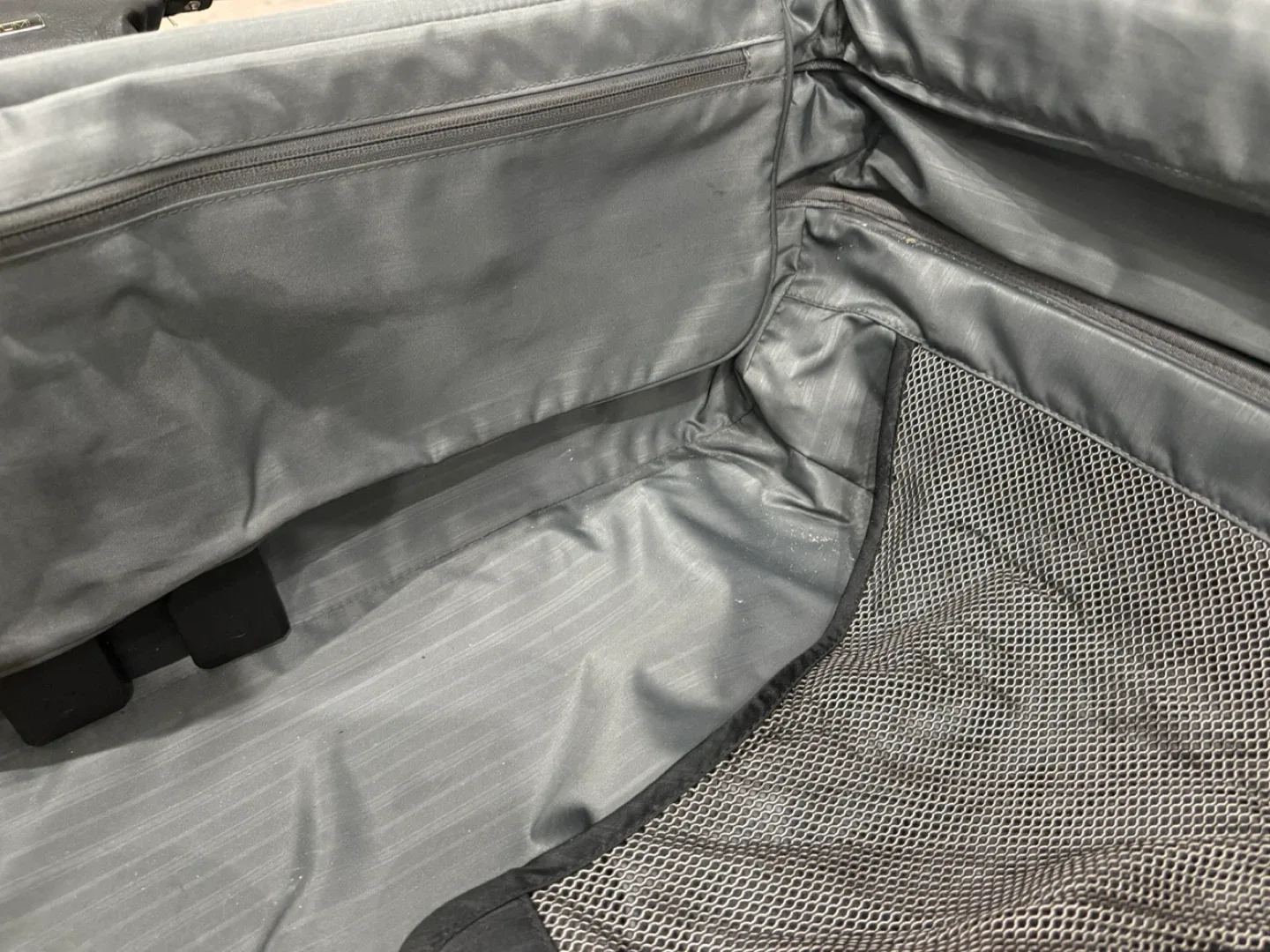 Tumi Black alpha II 4 Wheeled large expandable luggage image indicator(8)