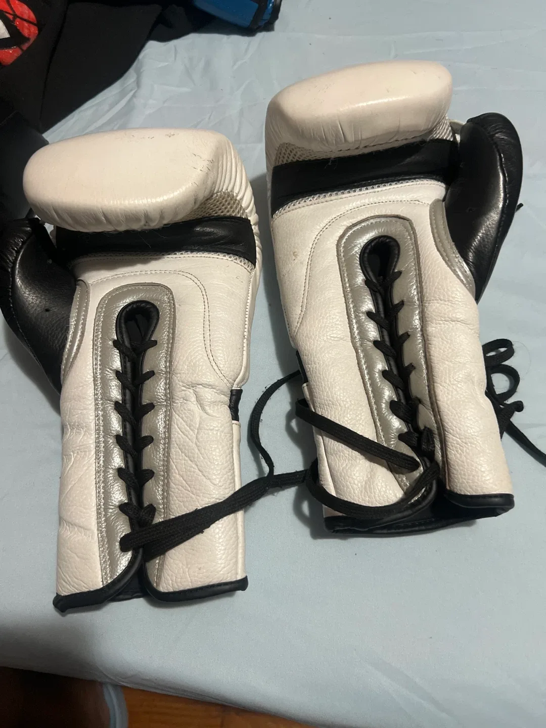 Superare Boxing Gloves - White and Black image indicator(2)