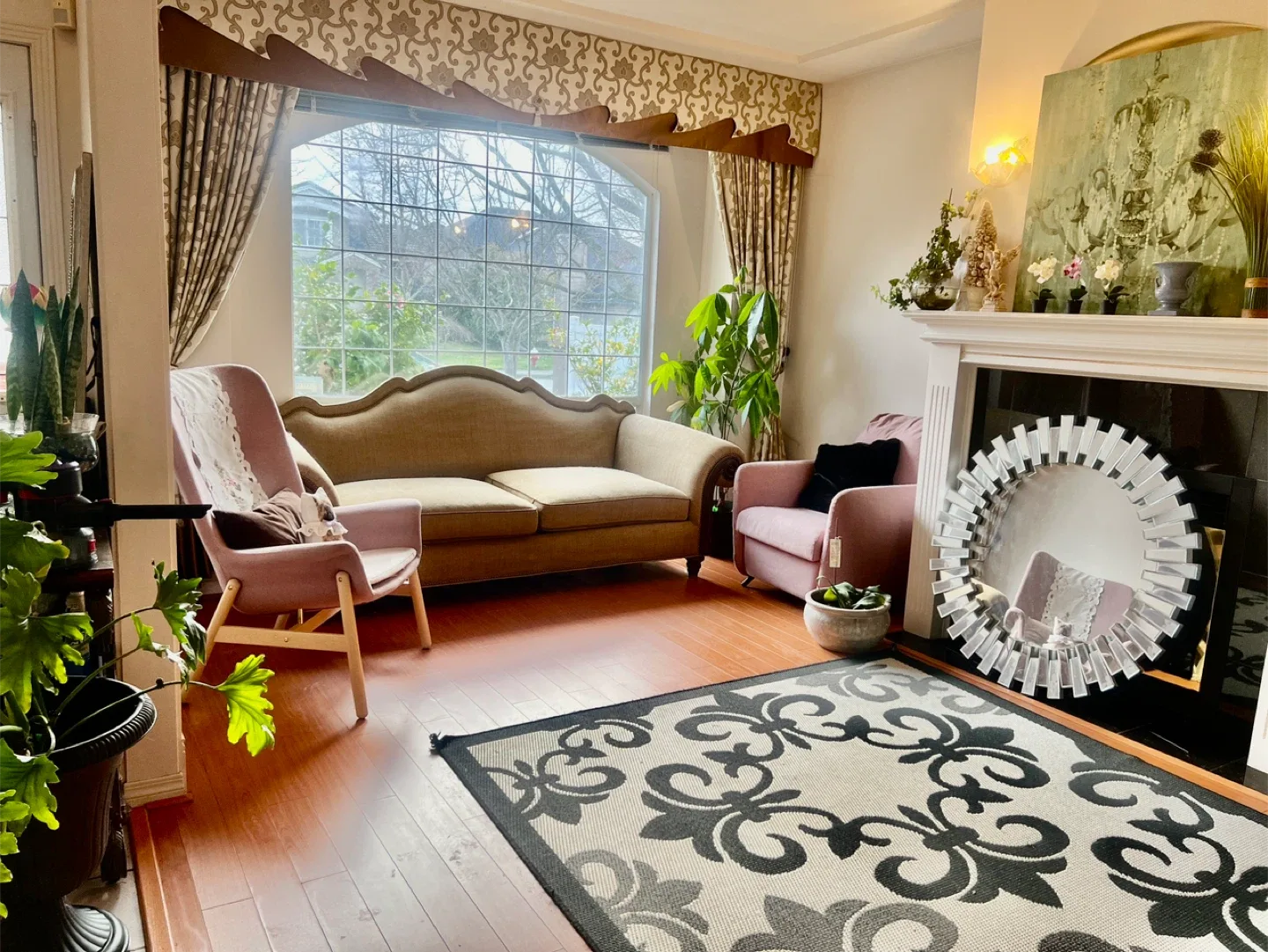 Sunny Large Bedroom with Private Bathroom image indicator(7)