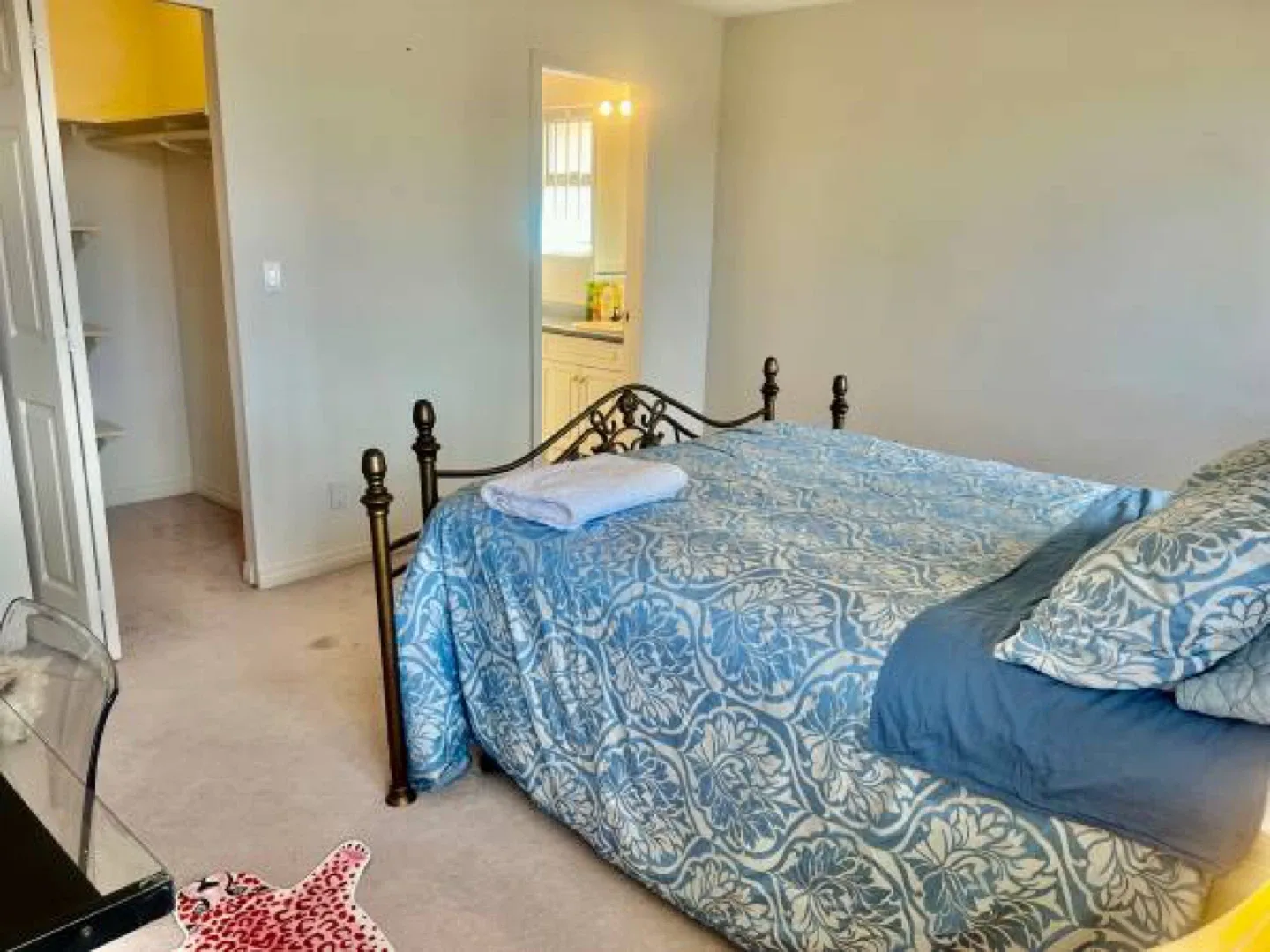 Sunny Large Bedroom with Private Bathroom image indicator(9)