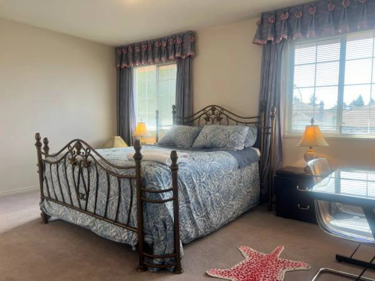 Sunny Large Bedroom with Private Bathroom
