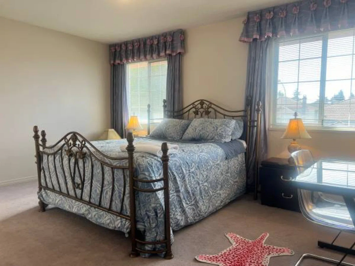 Sunny Large Bedroom with Private Bathroom