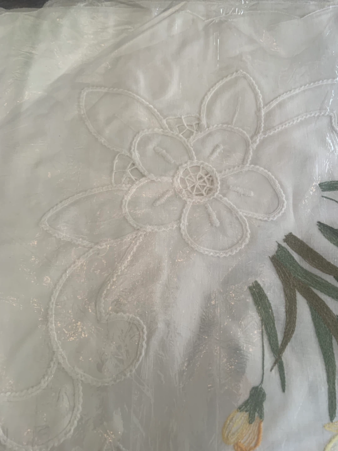 Embroidered Daffodil Tablecloth & Napkins - photo 5