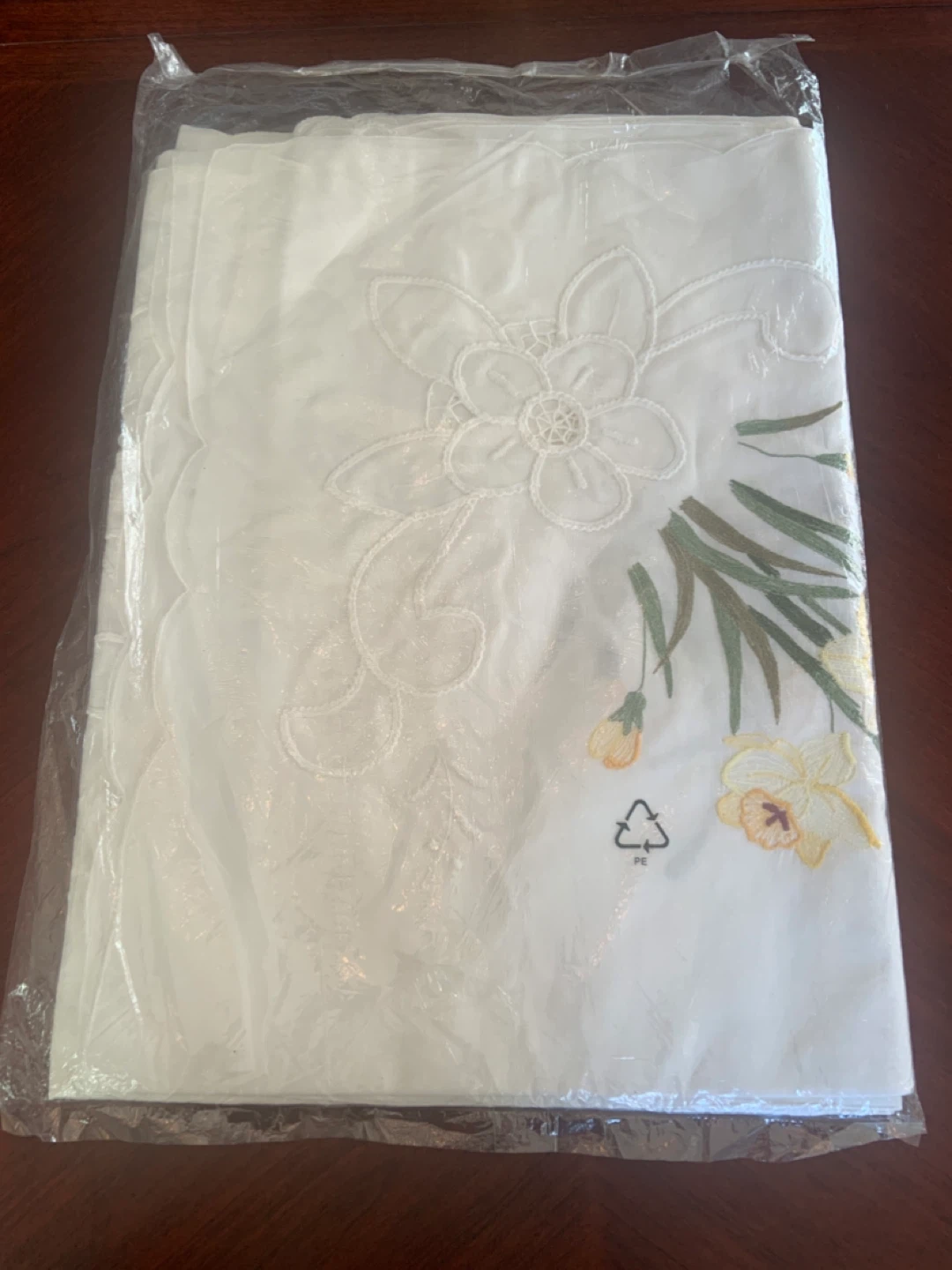 Embroidered Daffodil Tablecloth & Napkins - photo 4