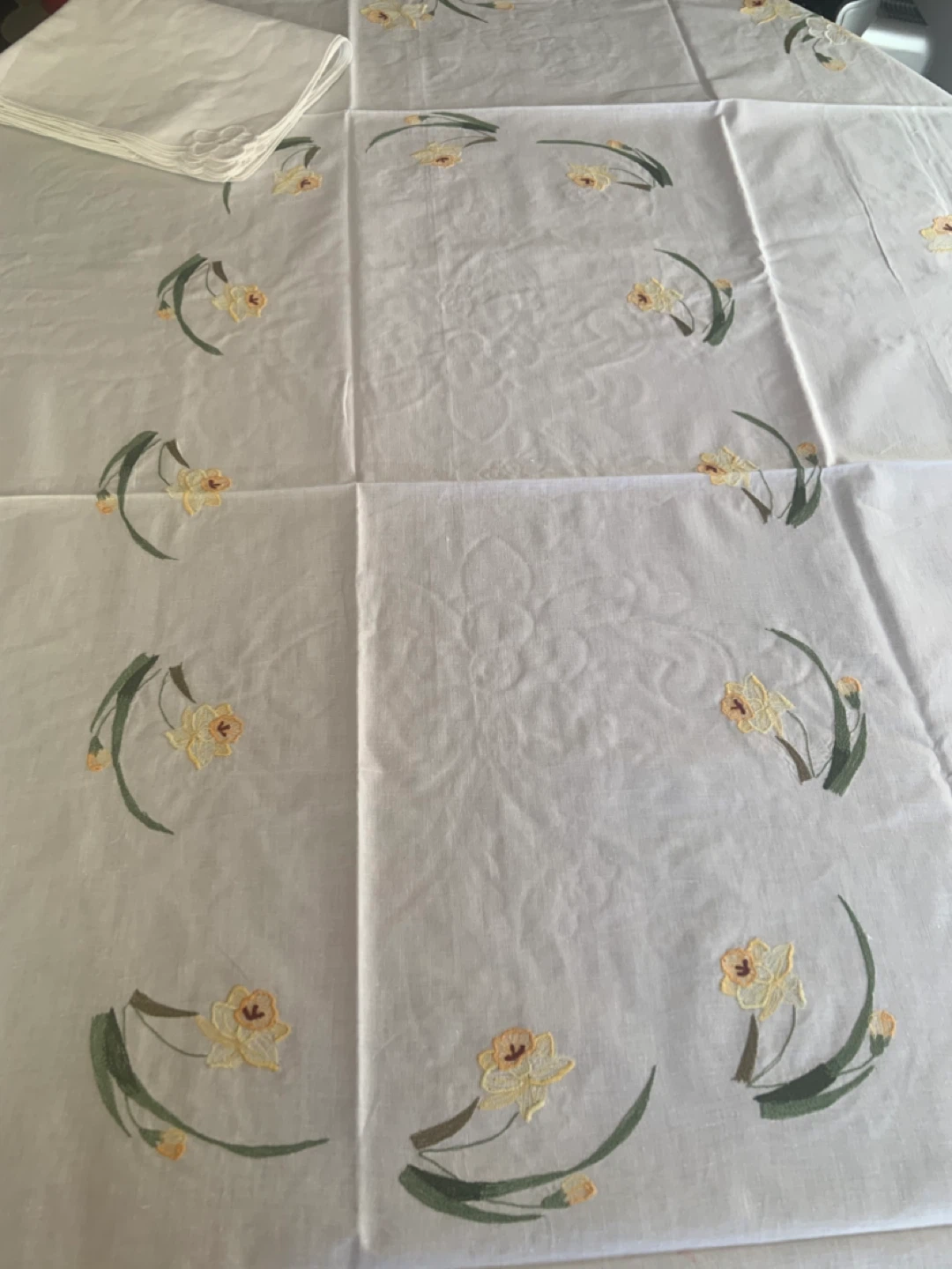 Embroidered Daffodil Tablecloth & Napkins - photo 2