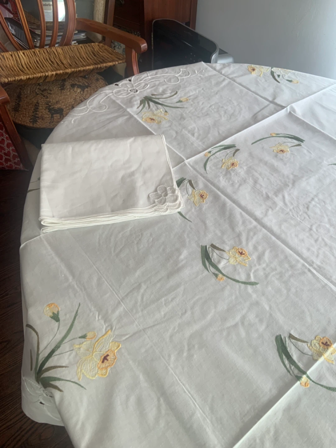Embroidered Daffodil Tablecloth & Napkins