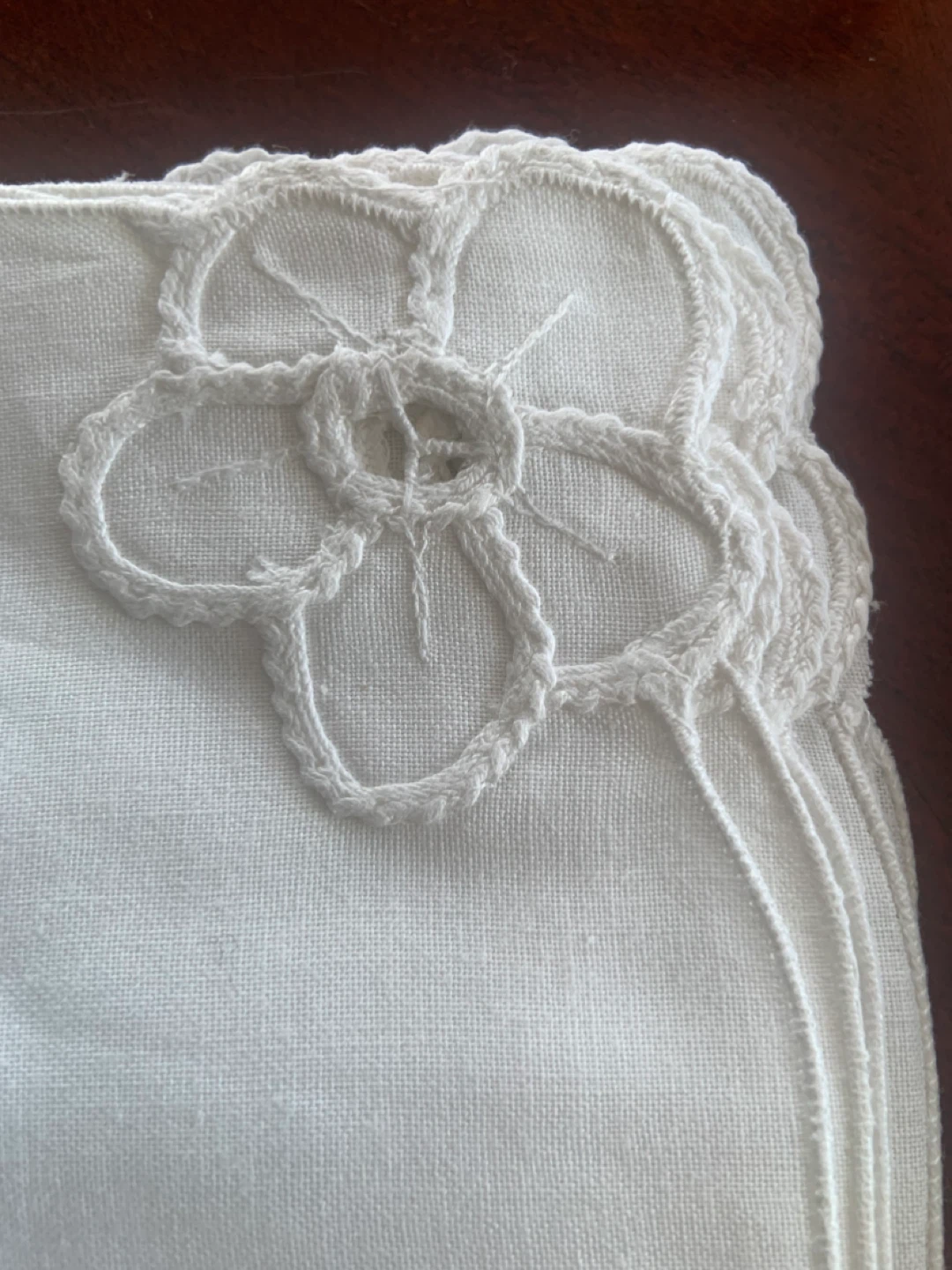 Embroidered Daffodil Tablecloth & Napkins - photo 3