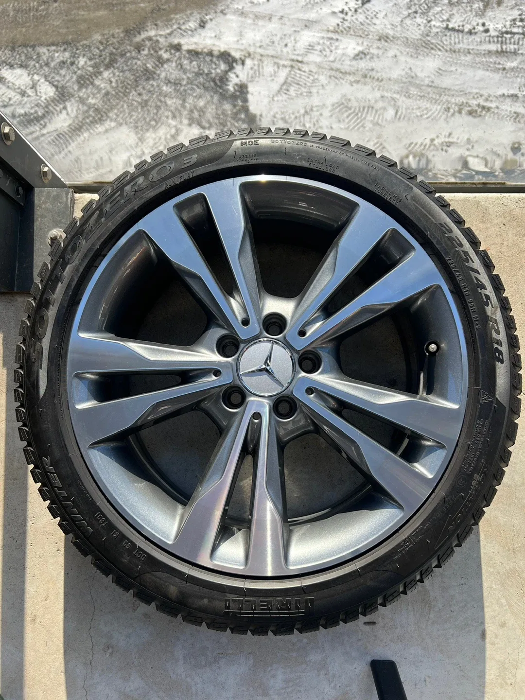 Mercedes-Benz OEM 18” Tire Set Pirelli & Rims 225/45R18 Run Flat image indicator(2)