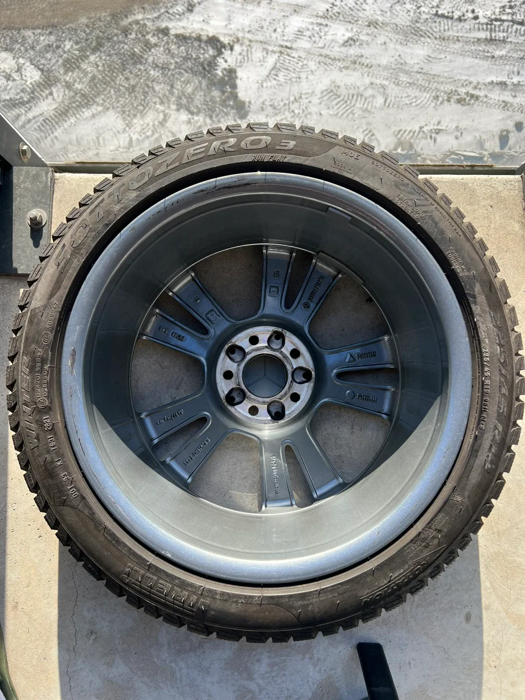 Mercedes-Benz OEM 18” Tire Set Pirelli & Rims 225/45R18 Run Flat image indicator(3)