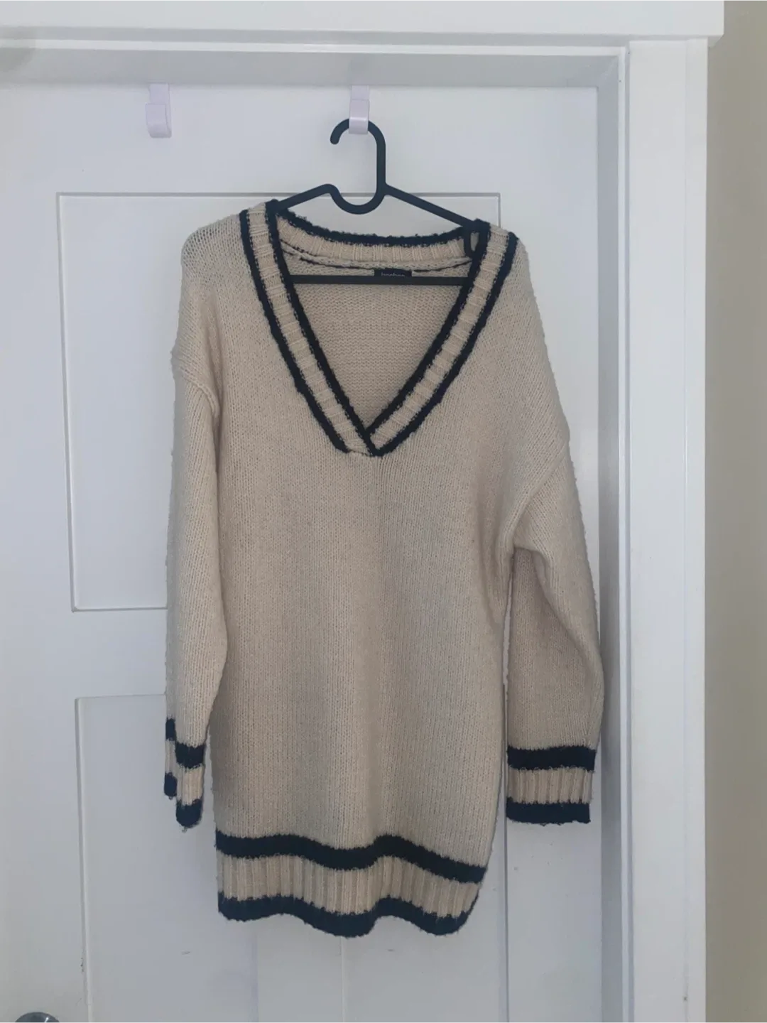 Boohoo Cream & Black V-Neck Sweater